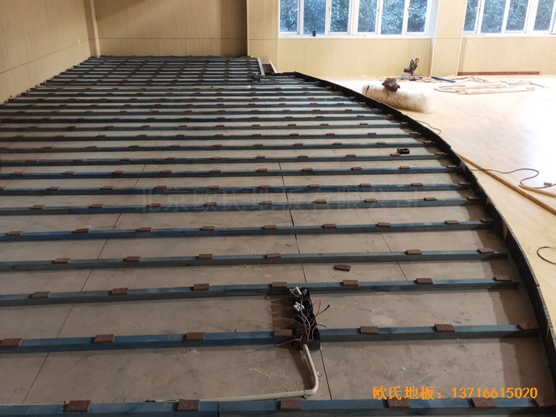 上海豐莊西路綠地小學(xué)舞臺(tái)體育地板施工案例2