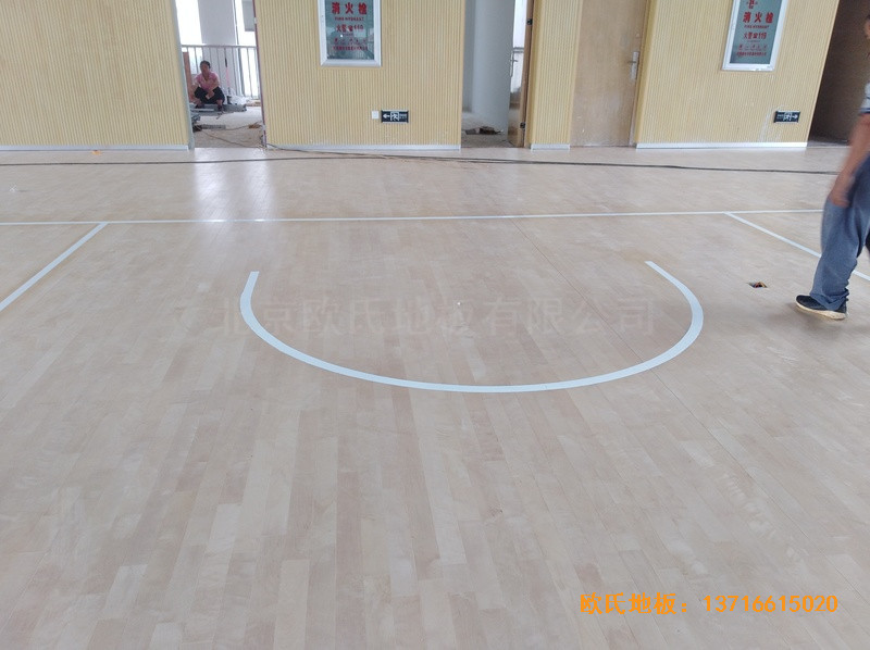 云南倪家營第三小學(xué)籃球館運動木地板安裝案例3