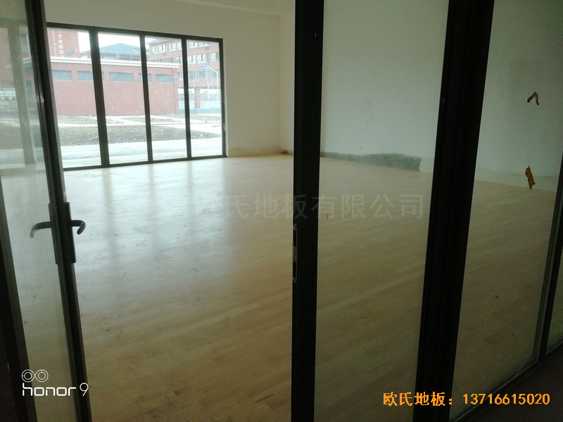 上海松江區(qū)佘山鎮(zhèn)文體中心體育地板鋪裝案例1